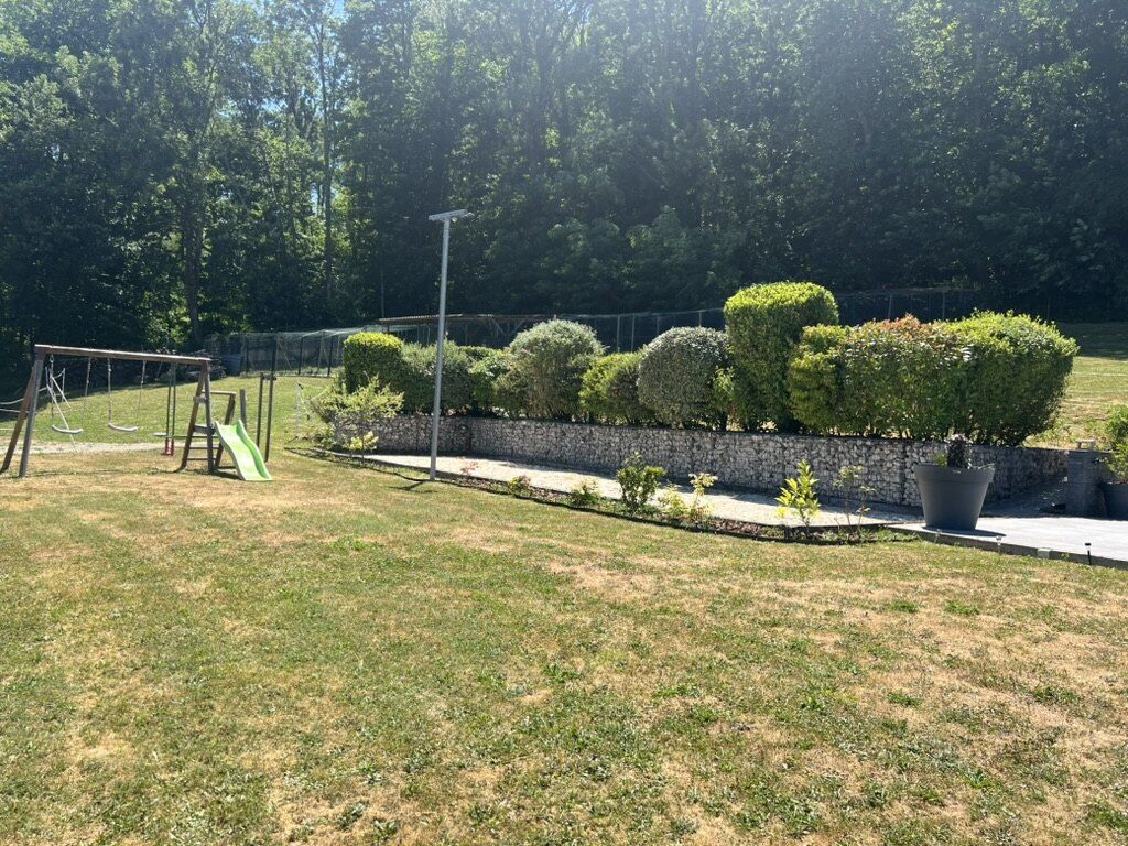 Jardin clos avec jeux pour enfants