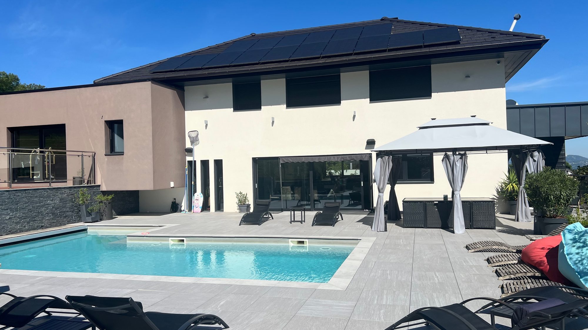 Piscine chauffée et terrasse de la Villa Gai Moulin, grande maison contemporaine en Haute-Savoie