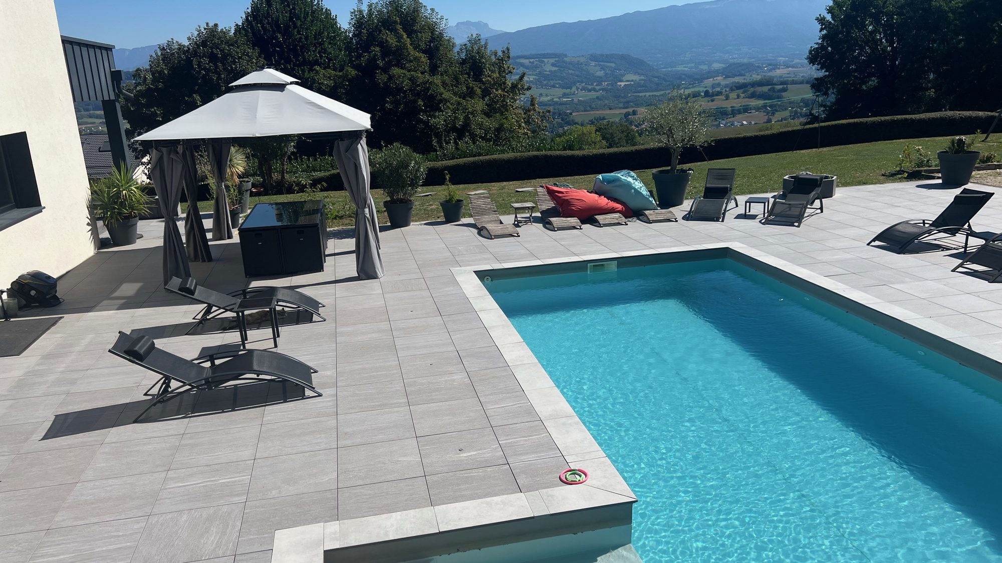 Beheizter Pool der Villa mit Bergblick nahe Annecy
