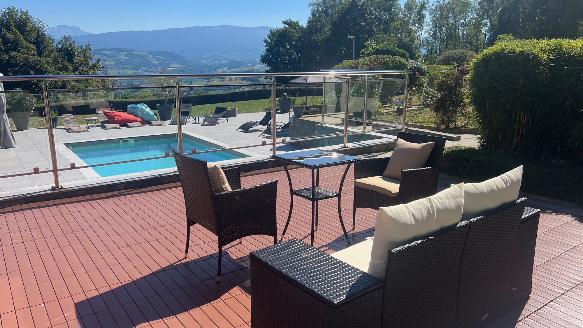 Salon et terrasse en bois de la villa, espace de pause pour un séminaire près d'Annecy