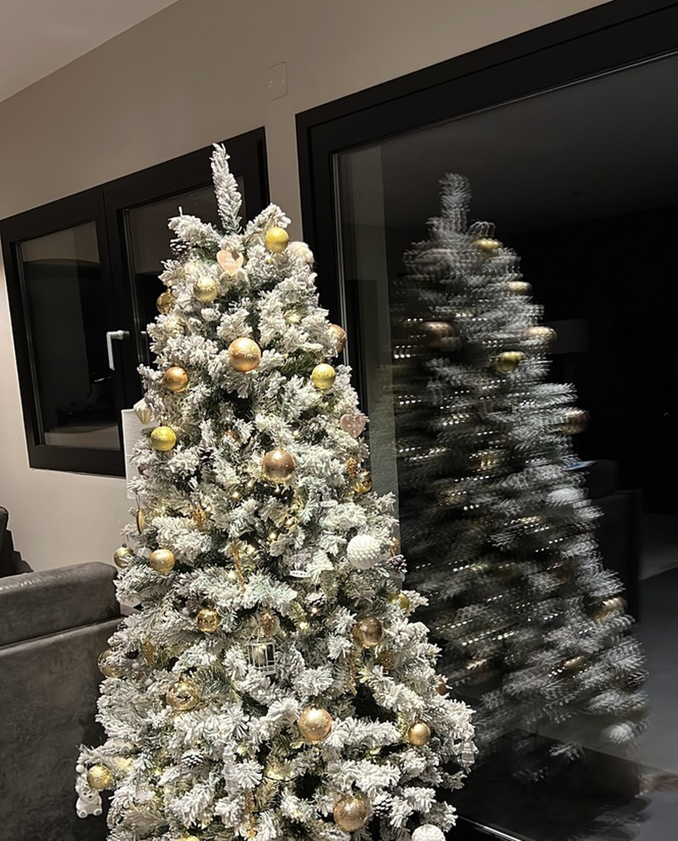 Sapin de Noël décoré de boules dorées dans le séjour de la Villa Gai Moulin, près d'Annecy