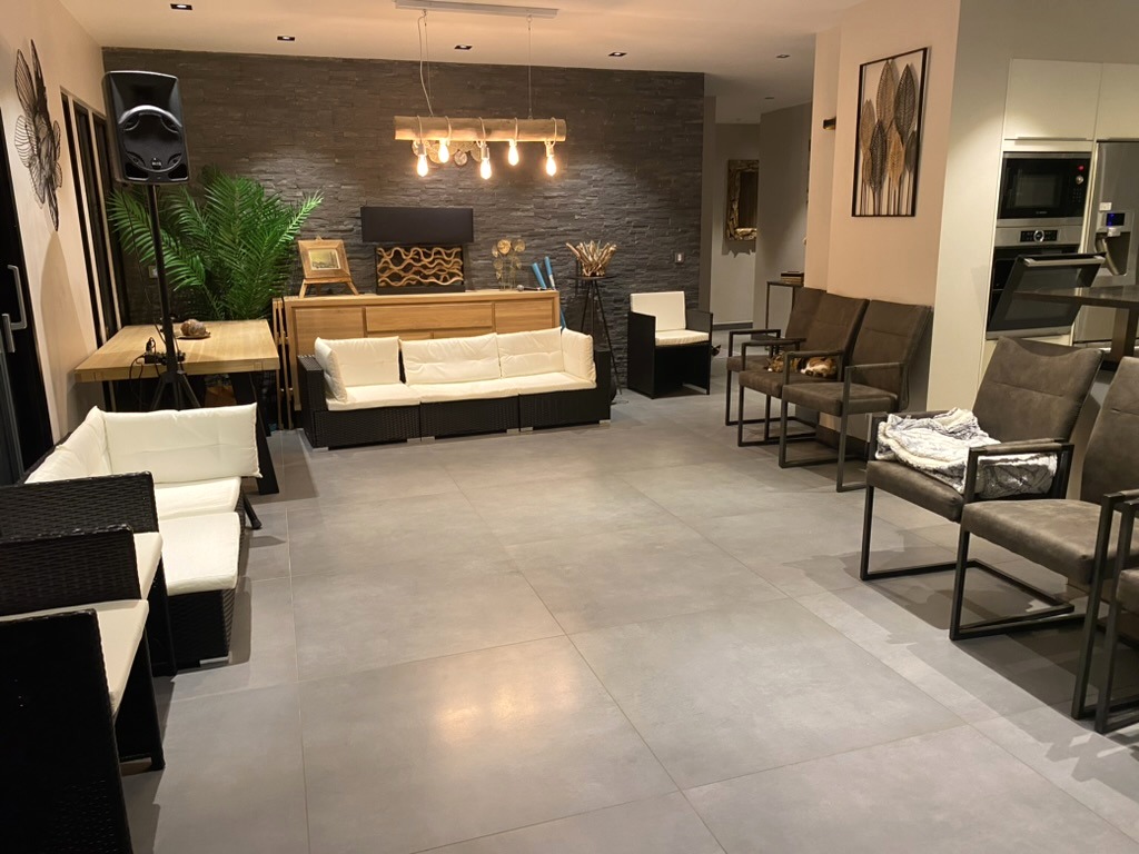Séjour de la Villa Gai Moulin configuré en salle de réunion : assises en cercle, écran et sonorisation, séminaire près d'Annecy et Genève