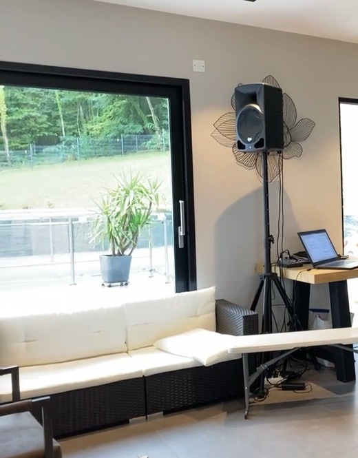 Sonorisation sur pied et régie avec ordinateur portable installées dans le séjour de la Villa Gai Moulin pour un séminaire près d'Annecy