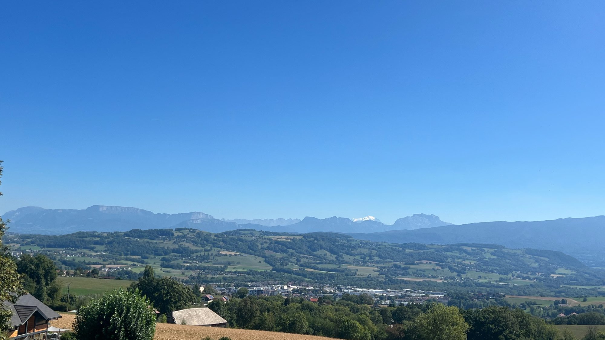 Vue panoramique sur les Alpes depuis la Villa Gai Moulin